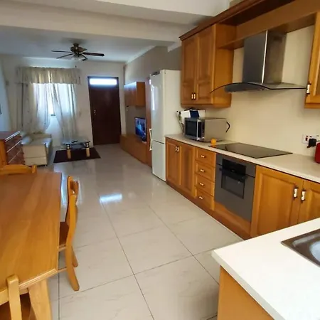 With 2 Bedrooms In Is Swieqi With Wonderful Mountain View Terrace And Wifi Διαμέρισμα
